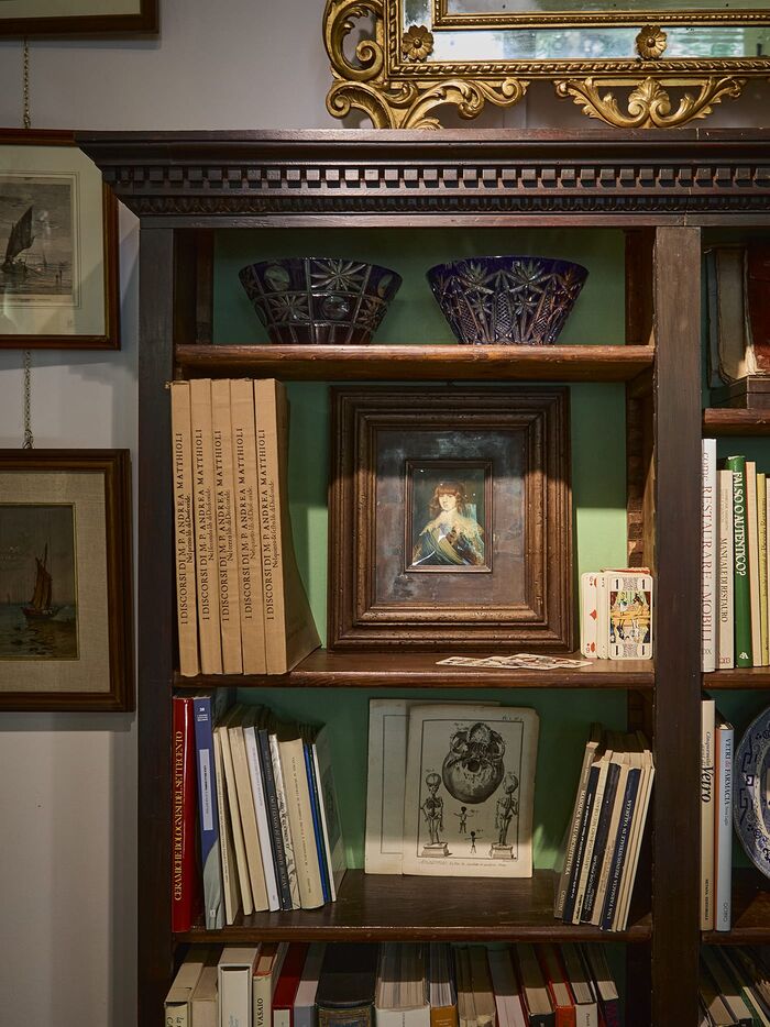 Libreria con specchio dorato